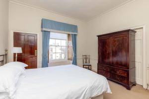 Top floor, central, spacious, period apartment with park views