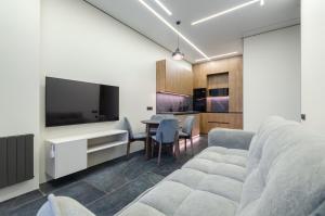 24-267 Manhattan, Beresteiskyi 11, Kyiv, Politekh metro nearby, panoramic city view, 15 kW backup power, Petrovdom Apartment