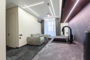 24-267 Manhattan, Beresteiskyi 11, Kyiv, Politekh metro nearby, panoramic city view, 15 kW backup power, Petrovdom Apartment