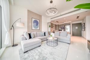 Emaar Beach Front 2BR with Sea & Marina Skyline Views