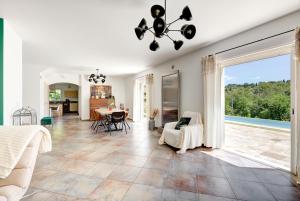 Villa de charme avec piscine, vue nature et salle de sport