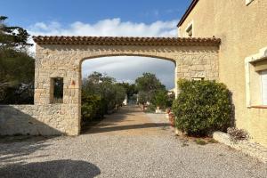 Secret garden villa facing the sea