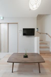 大阪ドーム徒歩10分、九条駅から3分、難波直通6分、海遊館7分、USJ11分