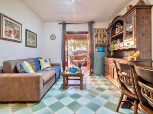 Apartment 5 beds with fenced garden in Marinella just 300 mt from the sea