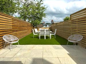 Chic Brighton Garden Apartment - Sleeps 6!