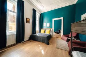 Spacious 3BR Apartment with Billiards & Cinema