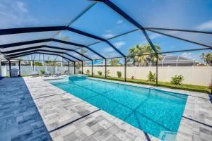 CoralVilla Sparkle Blue - large pool & spa, modern, quiet, cozy, BBQ grill
