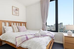 Stunning CBD Penthouse Top-Floor Living with Pool, Gym & Skyline Views