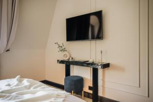 The Krakow Palace near Wawel Castle by BQQK