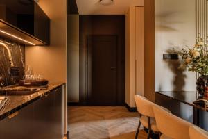 The Krakow Palace near Wawel Castle by BQQK