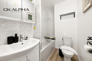 Spacious 2-Bedroom Vacation Apartment in Prime Central Location in London Near Hyde Park - 1 Min Walk to Paddington station - Ultra Fast Wi-Fi, Workspace & Perfect for Business, Work and Vacation Stays