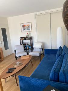 Grand T2 climatisé avec parking à 7 min des Thermes Vue château