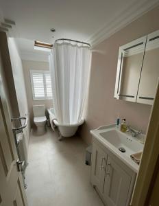 Quiet, Gorgeous Garden Flat - Ideal for Tennis and Families