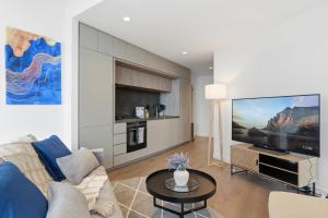 Signature CBD Luxury 2 Bedroom - Pool, Sauna & Gym Access