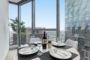 Signature CBD Luxury 2 Bedroom - Pool, Sauna & Gym Access