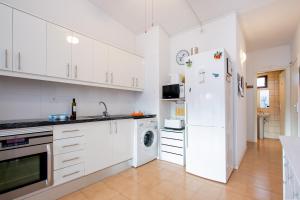 One-bedroom Apartment With Terrace, Pool and Partial Sea Views