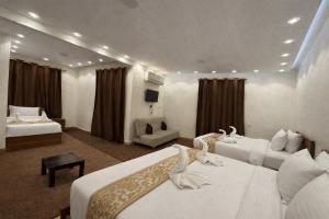 Golden Pyramids Nova