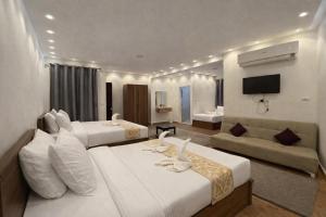 Golden Pyramids Nova