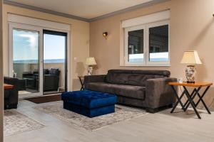 Seaside Luxury Villa with Jacuzzi and Sea View, Omiš