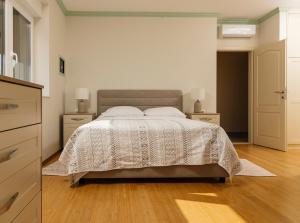 Seaside Luxury Villa with Jacuzzi and Sea View, Omiš