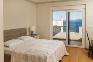Seaside Luxury Villa with Jacuzzi and Sea View, Omiš
