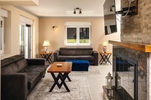 Seaside Luxury Villa with Jacuzzi and Sea View, Omiš