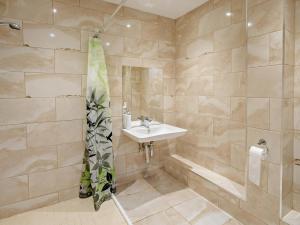 3 Bed in Newport oc-90246