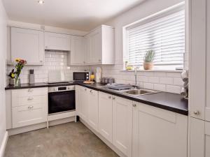 2 Bed in Newport oc-90243