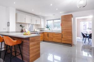 3BDR Terracotta House with Free Parking and Garden