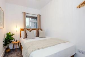 3BDR Terracotta House with Free Parking and Garden