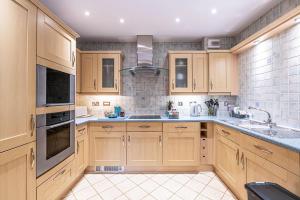 Central Apartment with Parking by Guestz