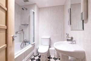 Central Apartment with Parking by Guestz