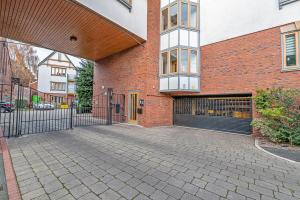 Central Apartment with Parking by Guestz