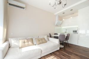 11-120 Hoffman House, Zolotoustivska 34, Kyiv centre, fantastic city view, 15 kW backup power, Petrovdom Apartment