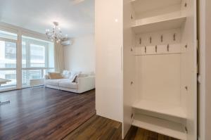 11-120 Hoffman House, Zolotoustivska 34, Kyiv centre, fantastic city view, 15 kW backup power, Petrovdom Apartment