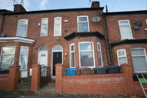 Six Bedroom Group Home near MediaCityUK with Garden and Lockbox Check In