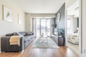 Paradise Birds 1 Bedroom Condo in Downtown Toronto