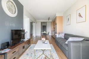 Paradise Birds 1 Bedroom Condo in Downtown Toronto