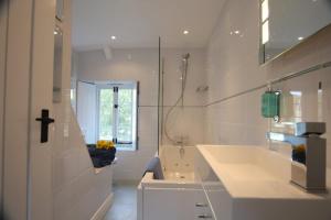 Tintern Abbey Cottage-amazing Abbey view, EV,5star