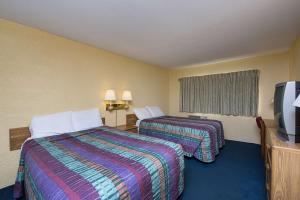 Quadruple Room - Non-Smoking room in Motel 6-Moline IL