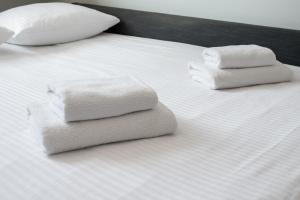 Rondo ONZ Modern Apartment by BookingHost