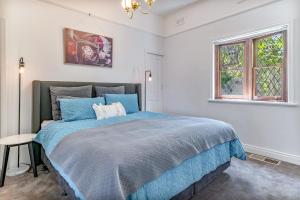Family home, pet friendly, sleeps 10, CBD 1km