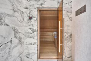 The Crest C Luxury Retreat Stylish & Serene