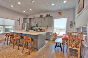 Modern Hill Country Multi-unit wkitchen, WIFI, patio, private pool & hot tubs