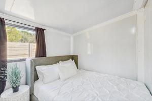 Modern Hill Country Tiny house with kitchen, WIFI, private patio and hot tub