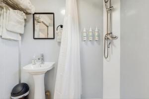 Modern Hill Country Tiny house with kitchen, WIFI, private patio and hot tub