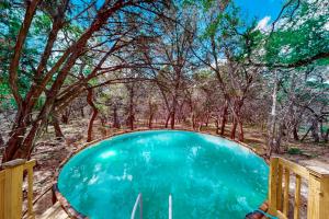 Modern Hill Country house wkitchen, private poolhot tub & great outdoor space
