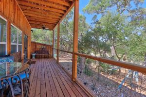Modern Hill Country house wkitchen, private poolhot tub & great outdoor space
