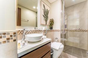 Contemporary 1BR Boho Oasis with Canal Views, Minutes from Downtown Attractions, Reva Residences, Business Bay by Deluxe Holiday Homes