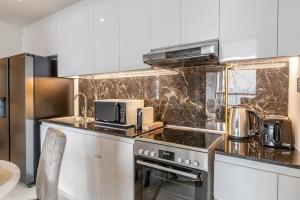 Full Dubai Skyline View on High Floor